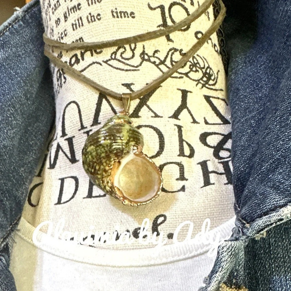 Big chunky seashell gold pendant oversized medallion suede cord choker necklace - Picture 1 of 3